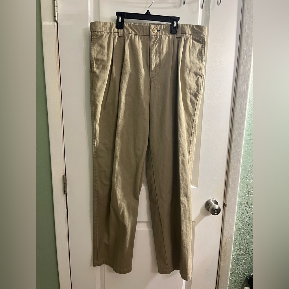 Duluth Men's Khaki Pleated Pants